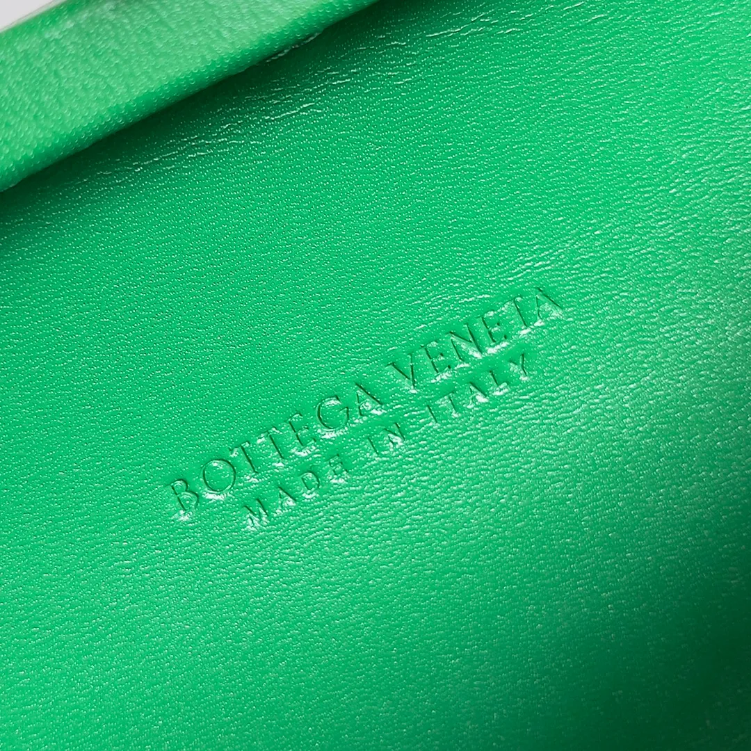 Batch 2020 BV Knot | The classic return of the evening bag. Original leather ➕ Stainless steel hardware ➕ 24k real gold plating ➕ Fully handmade. Those who know the history of our brand should have heard that the knot is a story of Bottega Veneta, and it is also one of the more important design elements. Matthieu Blazy's work this season sublimates Knot's classics, with a new knot design and a woven shoulder strap, plus Fouland Intreccio's weaving technology, adding some fashion to the retro and nostalgic feel of the past. Style number: 717622 Size: 20.5*6*12.5